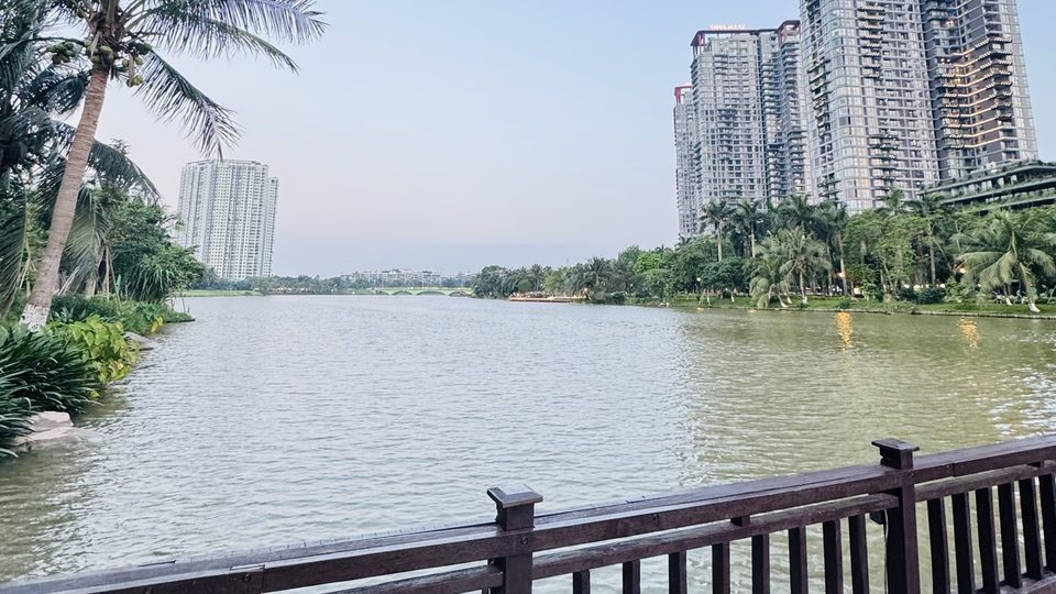 Cầu gỗ ven hồ nhìn sang các tòa căn hộ