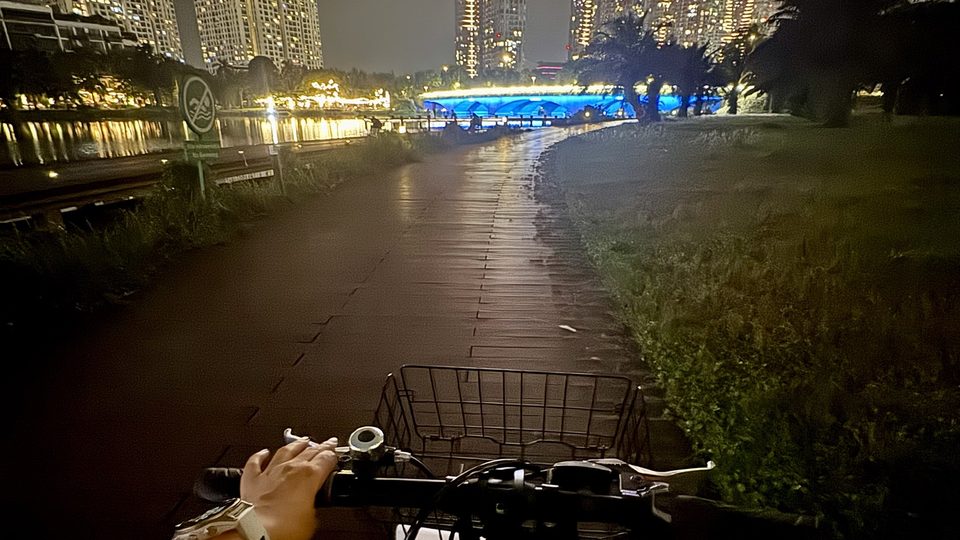 Đạp xe buổi tối trên đường ven hồ