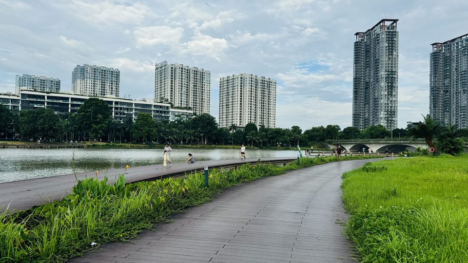 Đường dạo bộ, chạy bộ ven hồ Ecopark