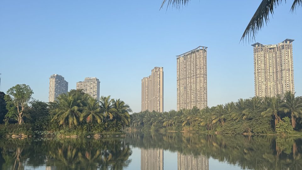 Mặt hồ in bóng các tòa tháp buổi sáng